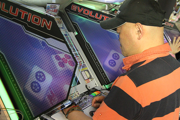 真剣に対局中の、高橋名人