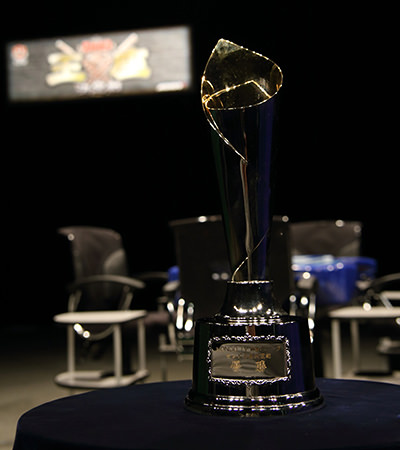 モンド王座戦 トロフィー