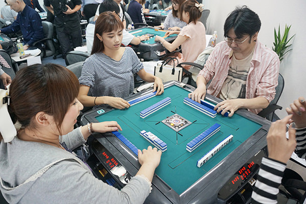 麻雀オクタゴン 小山杯 モデル・宮城舞さん